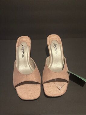 Fanfares Open-Toe Kitten Heel